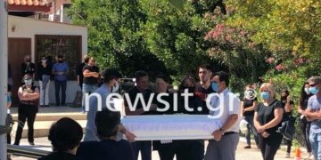 Σπαραγμός στην κηδεία του μικρού Γιωργάκι που έπεσε σε βόθρο και σκοτώθηκε[video]