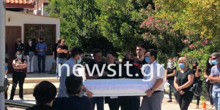 Σπαραγμός στην κηδεία του μικρού Γιωργάκι που έπεσε σε βόθρο και σκοτώθηκε[video]