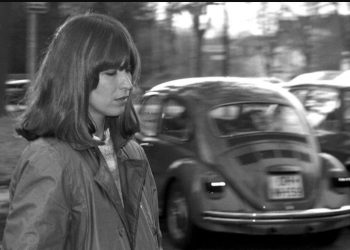 Η μητέρα που σκότωσε τον βιαστή και δολοφόνο της κόρης της, μέσα στο δικαστήριο