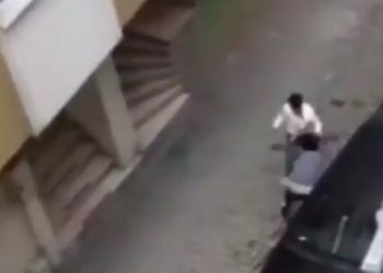 Κτήνος: Άνδρας ξυλοκοπά με απίστευτη αγριότητα την έγκυο γυναίκα του[video]