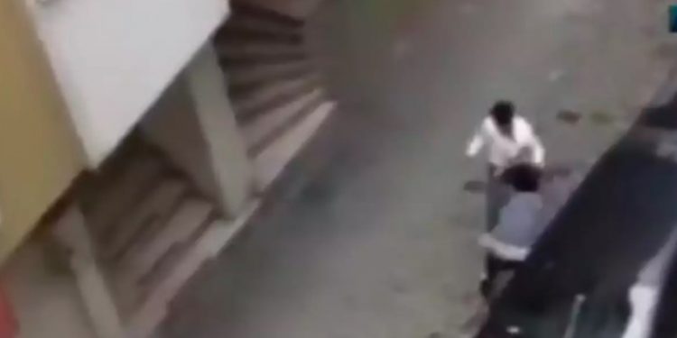 Κτήνος: Άνδρας ξυλοκοπά με απίστευτη αγριότητα την έγκυο γυναίκα του[video]