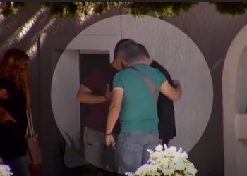 Αλόννησος-Βίντεο Ντοκουμέντο: Η στιγμή που Αστυνομικοί αρπάζουν τον Μπάμπη απο το μνημόσυνο