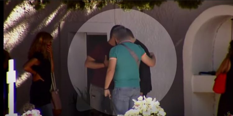 Alldaynews.gr Αλόννησος-Βίντεο Ντοκουμέντο: Η στιγμή που Αστυνομικοί αρπάζουν τον Μπάμπη απο το μνημόσυνο