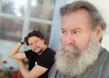 Άγριες Μέλισσες: Ο Παππά Γρηγόρης κυκλοφορεί με βερμούδα[photo]