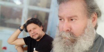 Άγριες Μέλισσες: Ο Παππά Γρηγόρης κυκλοφορεί με βερμούδα[photo]