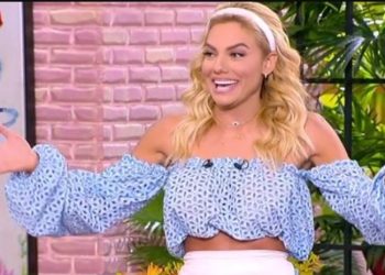 Δύσκολη νύχτα για την Ιωάννα Μαλέσκου! Τρύπωσε σπίτι της ένα πουλί και δεν μπορούσε να το διώξει!