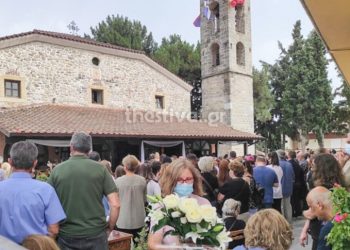 Σπαραγμός στην κηδεία της 14χρονης που πέθανε μετά από επέμβαση για γαστρικό δακτύλιο