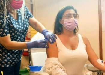 Έλενα Παπαρίζου: Εμβολιάστηκε κατά του κορονοϊού-Γιατί είχε “πεταλούδα” στο χέρι