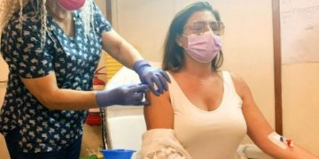 Alldaynews.gr Έλενα Παπαρίζου: Εμβολιάστηκε κατά του κορονοϊού-Γιατί είχε “πεταλούδα” στο χέρι