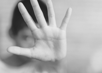 βία γυναίκα νεαρή κορίτσι ενδοοικογενειακή βία stop bullying