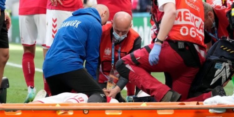 Σοκ στο Euro 2020: Κατέρρευσε ο Έρικσεν την ώρα του αγώνα-Μάχη για να κρατηθεί στη ζωή[video]