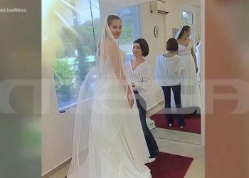 Φωτογραφικά ντοκουμέντα από την πρόβα νυφικού της Καρολάιν – «Δεν την άφηνε λεπτό μόνη» λέει η σχεδιάστρια[video]