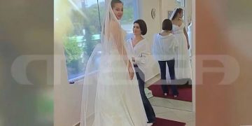 Φωτογραφικά ντοκουμέντα από την πρόβα νυφικού της Καρολάιν – «Δεν την άφηνε λεπτό μόνη» λέει η σχεδιάστρια[video]