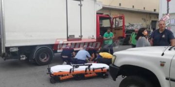 Σοκαριστικό τροχαίο στην Πάτρα: Σφηνώθηκε κάτω από φορτηγό