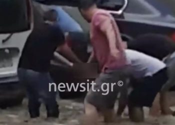 Θεσσαλονίκη-Ο επίλογος της Τραγωδίας: Η στιγμή που ανασύρουν τον Νεκρό άνδρα από τα ορμητικά νερά[Φωτογραφίες][Βίντεο]