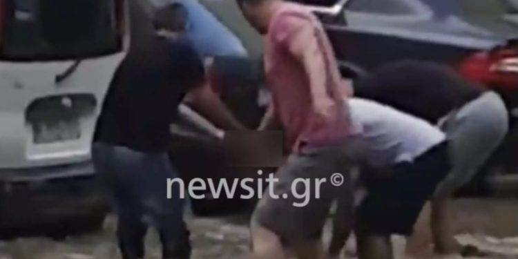 Θεσσαλονίκη-Ο επίλογος της Τραγωδίας: Η στιγμή που ανασύρουν τον Νεκρό άνδρα από τα ορμητικά νερά[Φωτογραφίες][Βίντεο]