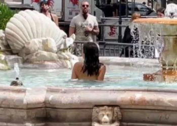 Δεν άντεξε τη ζέστη γδύθηκε και βούτηξε στο σιντριβάνι![video]