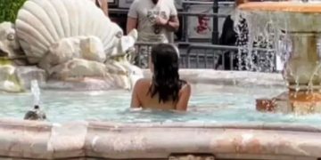 Δεν άντεξε τη ζέστη γδύθηκε και βούτηξε στο σιντριβάνι![video]