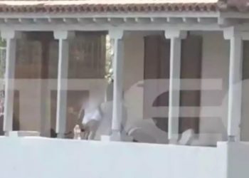 Η μικρή Λυδία εκεί που μεγάλωσε η Κάρολαϊν-Η αγκαλιά στο μπαλκόνι με τη γιαγιά της[video]