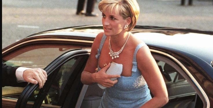 Alldaynews.gr Πριγκίπισσα Νταϊάνα: Τι έκανε για να κρύψει επίμαχα σημεία του σώματός της που δεν έπρεπε να αποκαλυφθούν