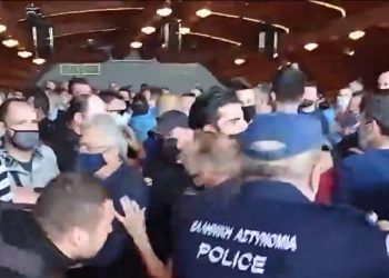 Κοζάνη-ΠΑΜΕ: Ξύλο μεταξύ διαδηλωτών και αστυνομίας στο συνέδριο του Εργατικού Κέντρου[video]