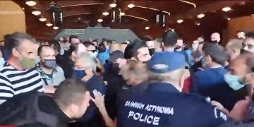 Κοζάνη-ΠΑΜΕ: Ξύλο μεταξύ διαδηλωτών και αστυνομίας στο συνέδριο του Εργατικού Κέντρου[video]