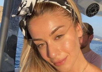 Ατζούν Ιλιτζαλί: Αυτή είναι η κούκλα σύντροφος του Τούρκου παραγωγού