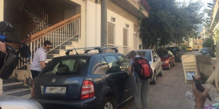 Συμβαίνει Τώρα: Με το μωρό στην αγκαλιά η μητέρα του Μπάμπη πάει να συναντήσει τη μητέρα της Καρολάιν[video]