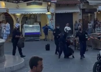 Ρόδος: «Συγχαρητήρια, τώρα το πατάξατε το έγκλημα!» Πέρασαν Χειροπέδες σε γυναίκα «επειδή τραγουδούσε» (Βίντεο-Ντοκουμέντο)