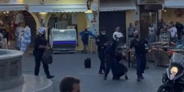Ρόδος: «Συγχαρητήρια, τώρα το πατάξατε το έγκλημα!» Πέρασαν Χειροπέδες σε γυναίκα «επειδή τραγουδούσε» (Βίντεο-Ντοκουμέντο)