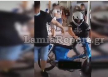 Μαθητής εισέβαλε με μηχανάκι στους διαδρόμους του σχολείου του[video]