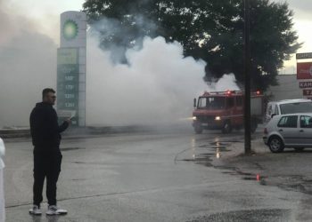 Αυτοκίνητο τυλίχτηκε στις φλόγες μπροστά σε πρατήριο βενζίνης[Φωτογραφίες][Βίντεο]