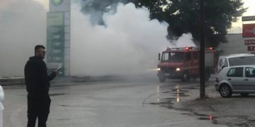 Αυτοκίνητο τυλίχτηκε στις φλόγες μπροστά σε πρατήριο βενζίνης[Φωτογραφίες][Βίντεο]
