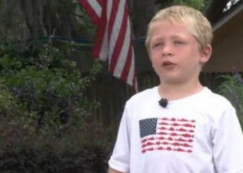 Επτάχρονος κολύμπησε για μια ώρα κι έσωσε μπαμπά και αδελφή από πνιγμό (vid)