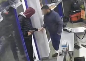 Αυτός είναι ο Αστυνομικός που λήστευε υπαλλήλους σε βενζινάδικα με το υπηρεσιακό περίστροφο[Φωτογραφίες]