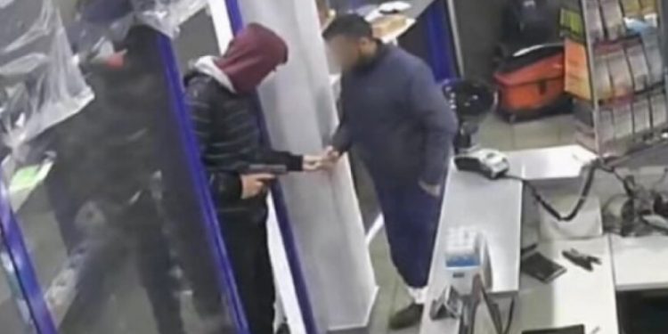 Αυτός είναι ο Αστυνομικός που λήστευε υπαλλήλους σε βενζινάδικα με το υπηρεσιακό περίστροφο[Φωτογραφίες]