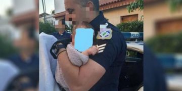 Alldaynews.gr Γλυκά Νερά: «Ο αστυνομικός που κρατούσε το μωρό τον είχε καταλάβει από την πρώτη στιγμή»… (ΦΩΤΟ, video)