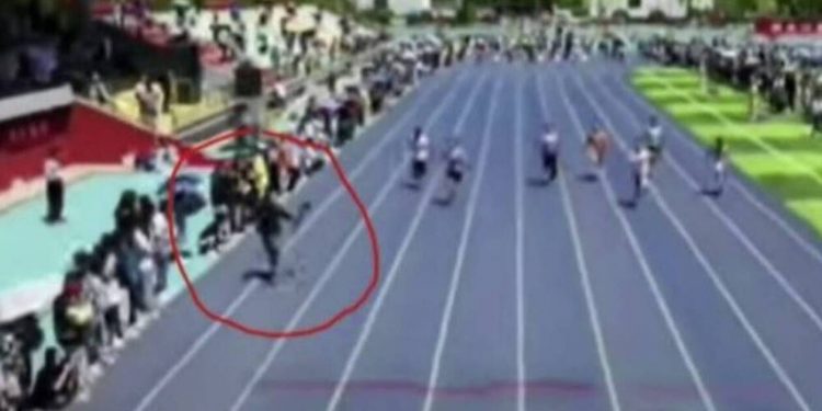 Alldaynews.gr Επικό σκηνικό με κάμεραμαν σε αγώνα 100μ. – Έπαθε… Μπολτ και τους πέρασε όλους (video, photos)