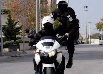 “Αν πέσεις θα πέσουμε μαζί”-Συγκλονίζει αστυνομικός της ΔΙ.ΑΣ. που έσωσε 22χρονη