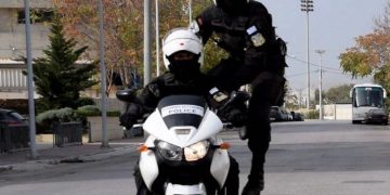 Alldaynews.gr “Αν πέσεις θα πέσουμε μαζί”-Συγκλονίζει αστυνομικός της ΔΙ.ΑΣ. που έσωσε 22χρονη