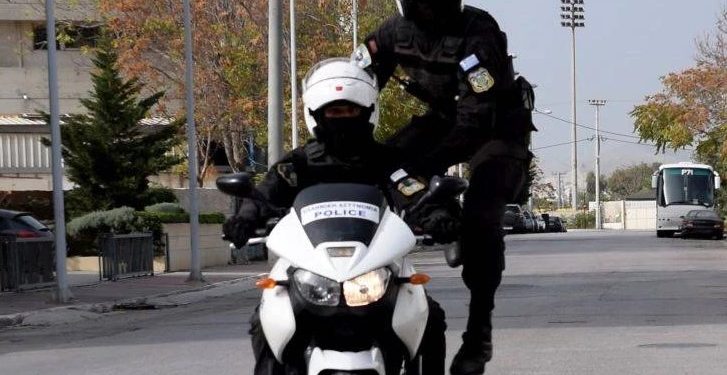 Alldaynews.gr “Αν πέσεις θα πέσουμε μαζί”-Συγκλονίζει αστυνομικός της ΔΙ.ΑΣ. που έσωσε 22χρονη