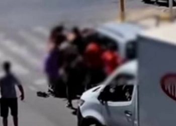 Alldaynews.gr Απίστευτο ξύλο μπροστά σε ιερέα – Έπαιξαν μπουνιές σε κεντρικό δρόμο (Video)