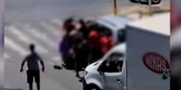 Alldaynews.gr Απίστευτο ξύλο μπροστά σε ιερέα – Έπαιξαν μπουνιές σε κεντρικό δρόμο (Video)
