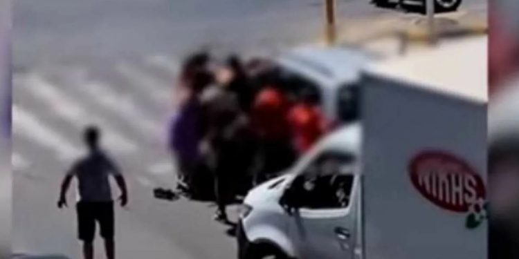 Alldaynews.gr Απίστευτο ξύλο μπροστά σε ιερέα – Έπαιξαν μπουνιές σε κεντρικό δρόμο (Video)