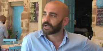 Alldaynews.gr Διεθνές βραβείο για τον εργαζόμενο σε ταβέρνα που έσωσε τουρίστα από πνιγμό (vid)