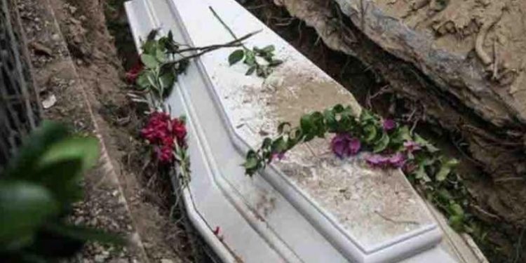 Σοκαριστική καταγγελία στην Εύβοια: Ιερέας άνοιξε φέρετρο νεκρού από κορονοϊό και άρχισε να φωνάζει[video]