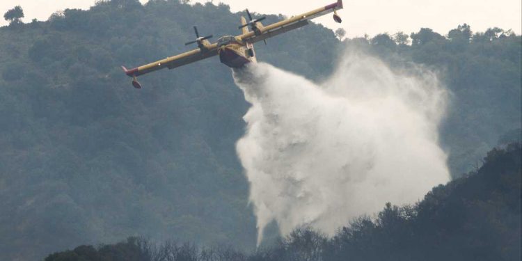 Alldaynews.gr Φωτιά τώρα στη Βραυρώνα Αττικής – Σηκώθηκαν δυο αεροπλάνα κι ένα ελικόπτερο