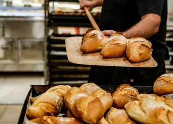 Εργατικό ατύχημα σε φούρνο τα ξημερώματα-Του πήρε ο κύλινδρος το χέρι