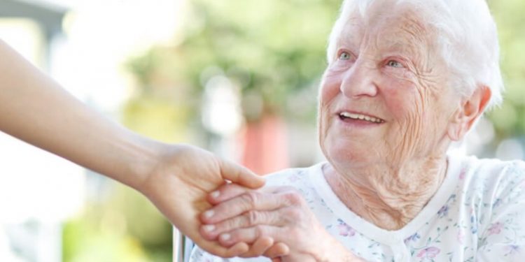 Ξαναρχίζουν τα επισκεπτήρια σε Μονάδες Φιλοξενίας Ηλικιωμένων και Δομές Ευάλωτων Ομάδων