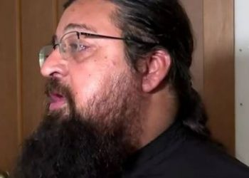 Συγκινεί ο ιερέας που έχασε την κόρη του: «Έχω χώρο, μπορώ να βοηθήσω» λέει για το μωρό της Καρολάιν